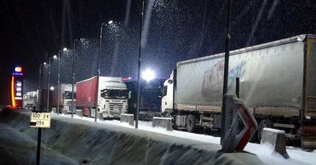 Erzincan&#039;da ulaşıma kar ve tipi engeli