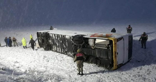 Erzurum'da yolcu otobüsü devrildi: 18 yaralı