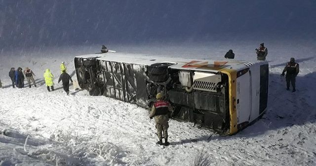 Erzurum&#039;da yolcu otobüsü devrildi! Çok sayıda yaralı var