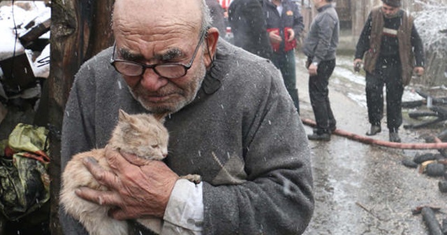 Fotoğrafıyla gündem olan Ali dede hastaneye kaldırıldı