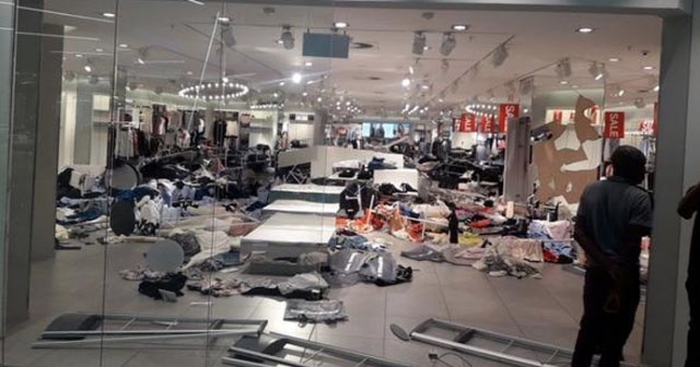 Güney Afrika&#039;da ünlü mağaza zincirine saldırdılar