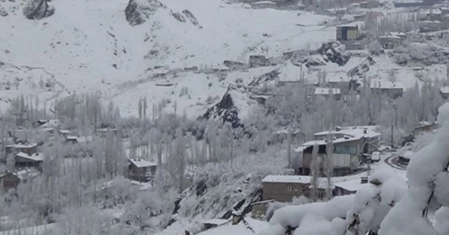 Hakkari’de 11 köy ile 24 mezra yolu ulaşıma kapandı