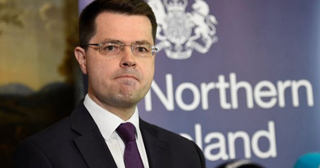 İngiltere&#039;nin Kuzey İrlanda bakanı istifa etti