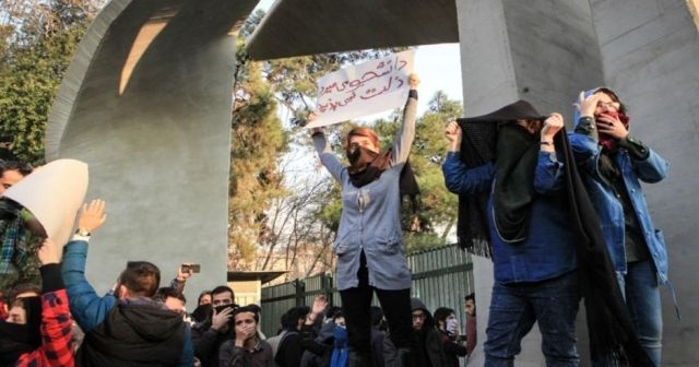 İran&#039;daki protestolarda olay çıktı