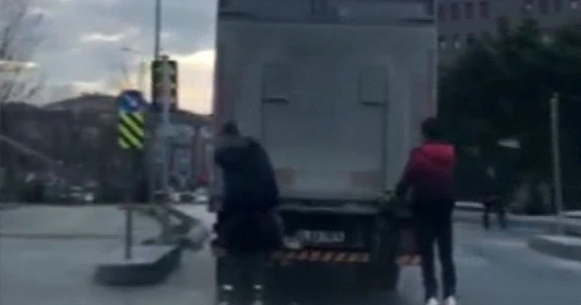 İstanbul’da kamyonun arkasında yapılan tehlikeli yolculuklar kamerada