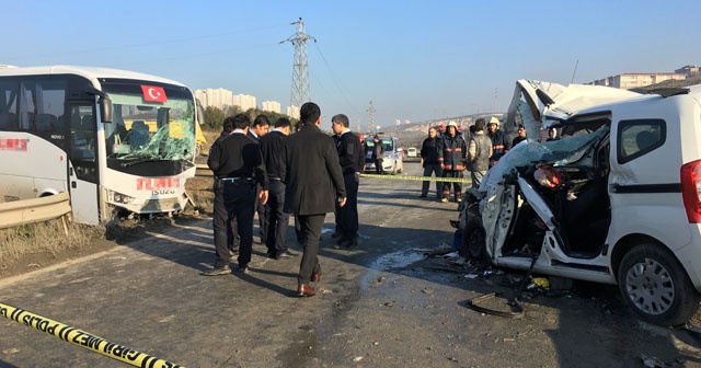 İstanbul&#039;da midibüs ile otomobil çarpıştı: Ölü ve yaralılar var