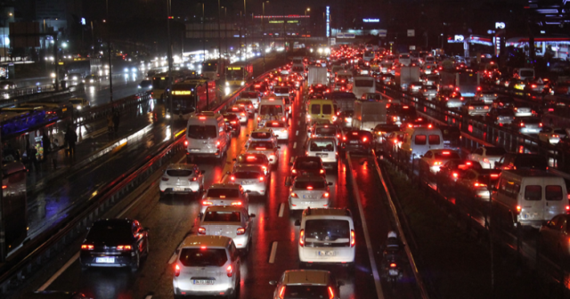 İstanbul’da sağanak yağış trafiği olumsuz etkiledi