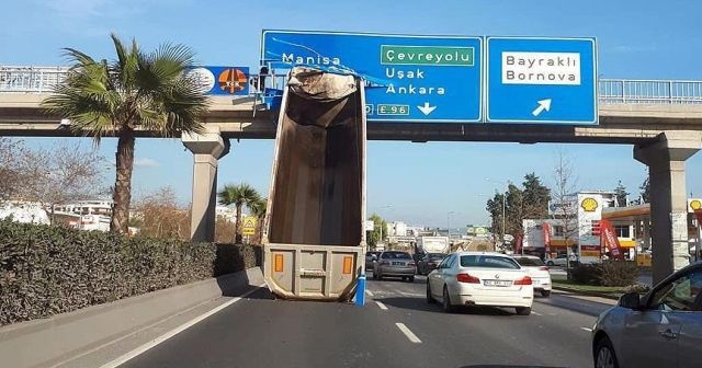 İzmir&#039;de tır dorsesi üst geçide çarptı