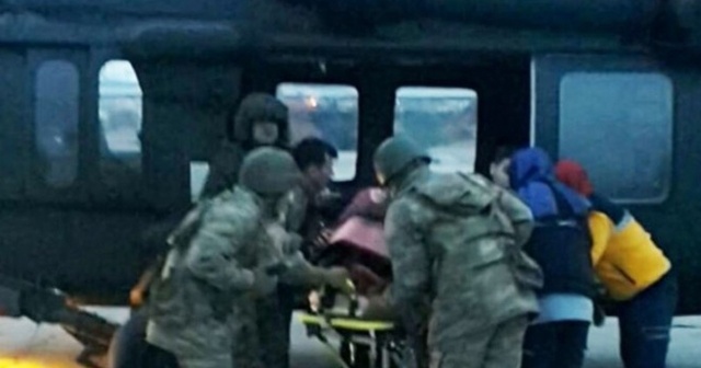 Jandarma ekipleri hamile kadını kurtardı