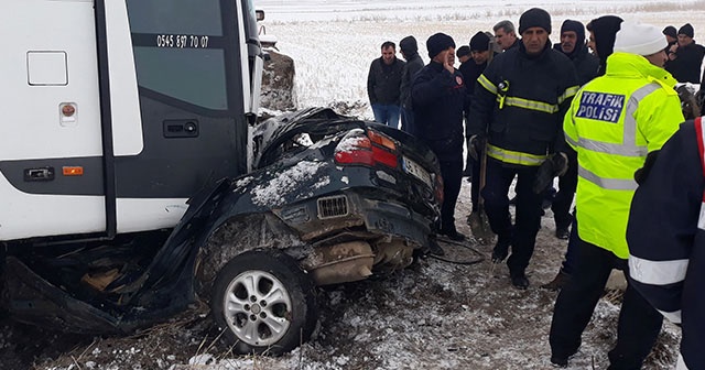 Kahramanmaraş&#039;ta yolcu otobüsü ile otomobil çarpıştı: 1 ölü, 2 yaralı