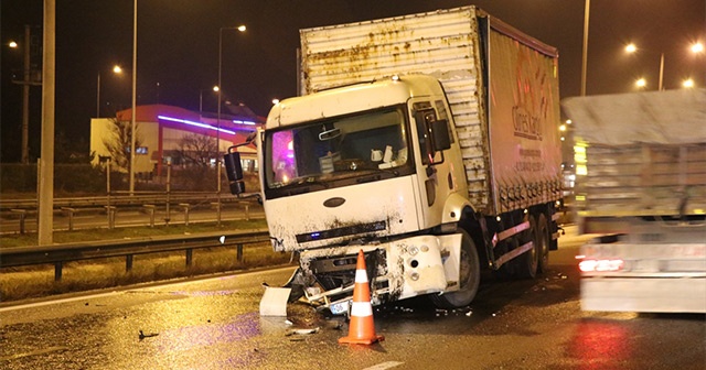 Otoyolda ters yöne giden otomobil kamyonla çarpıştı: 1 yaralı