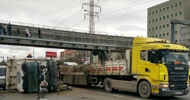 Kamyon yüklü TIR üst geçide çarptı