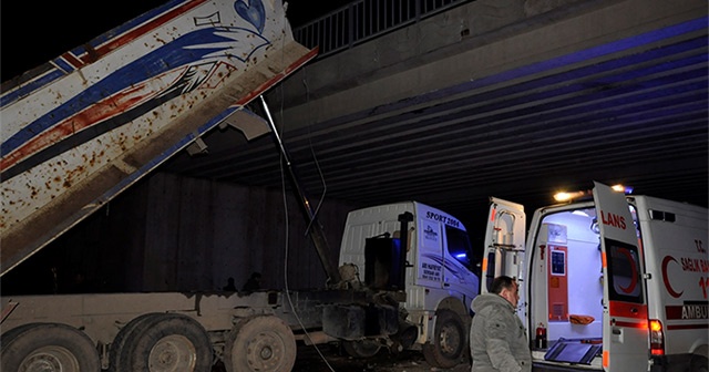 Kamyonun açık kalan damperi üst geçide çarptı: 3 yaralı