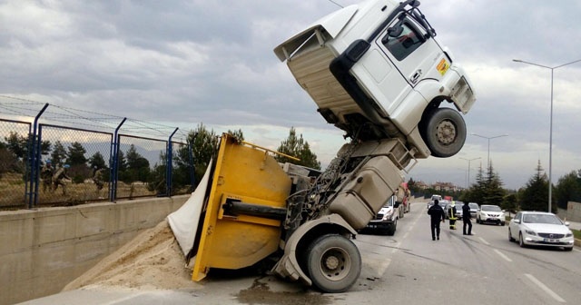 Kasası devrilen tırın çekicisi havada kaldı