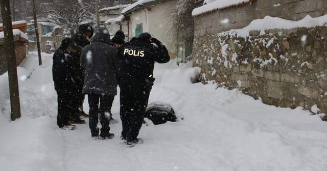 Konya’da bir kişi sokakta kar altında ölü bulundu