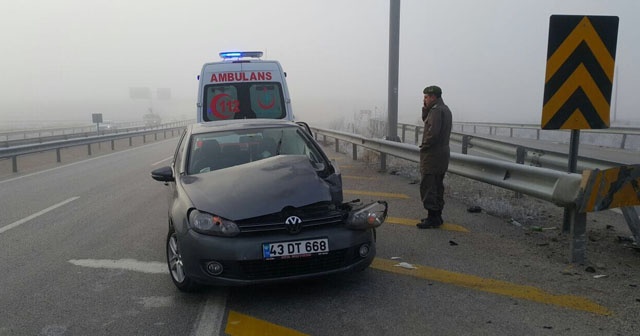 Kütahya&#039;da polis aracı bariyerlere çarptı: 2 yaralı