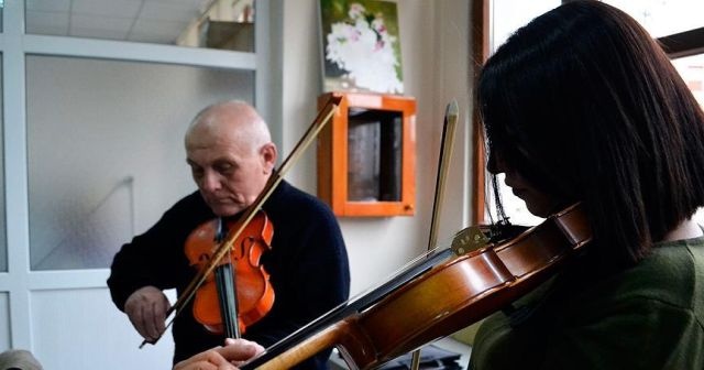 Lisede yarım kalan keman hayalini 80&#039;inde gerçekleştiriyor