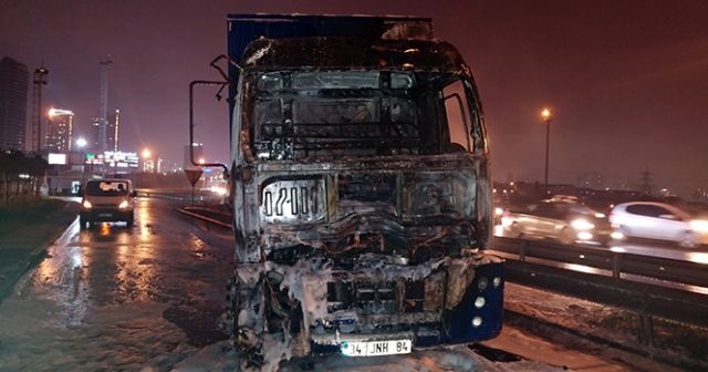 Mahmutbey Gişeler&#039;de kargo tırında korkutan yangın