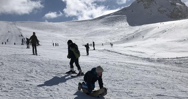 Mahsur kalmalarına rağmen kayak keyfinden vazgeçmediler