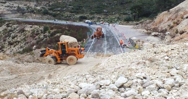 Mersin'de heyelan karayolunu kapattı