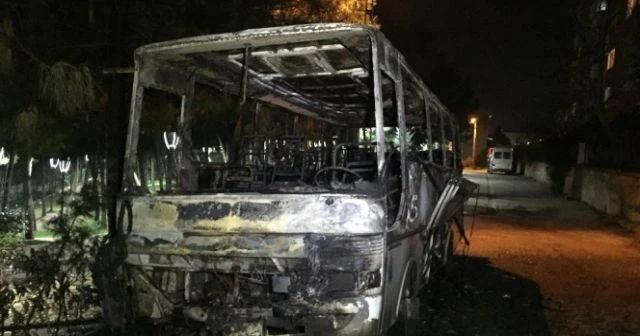 Park halindeki otobüs alev alev yandı