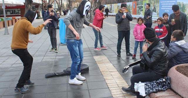 Polisten 'çığlık' maskeli gençlere müdahale