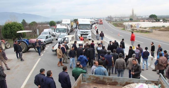 Refüj istemeyen mahalleli yolu trafiğe kapattı