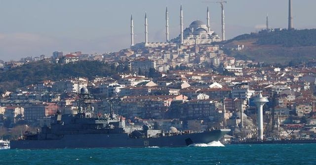 Rus savaş gemisi İstanbul Boğazı&#039;ndan geçti