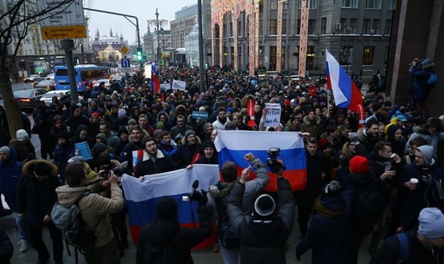 Rusya&#039;da seçimleri protesto eden binlerce muhalif sokaklara çıktı