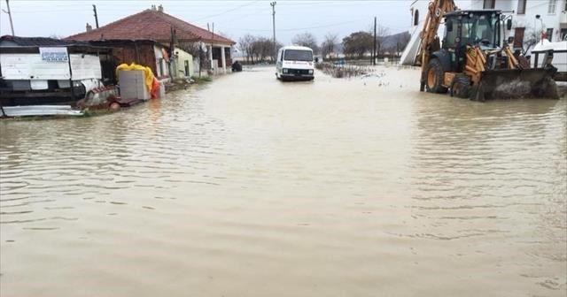 Sağanak yağış, sahille denizi birleştirdi