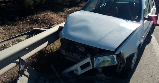 Şanlıurfa&#039;da otomobil bariyerlere çarptı: 2’si çocuk, 3 yaralı