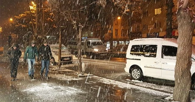 Tatvan yeniden beyaza büründü