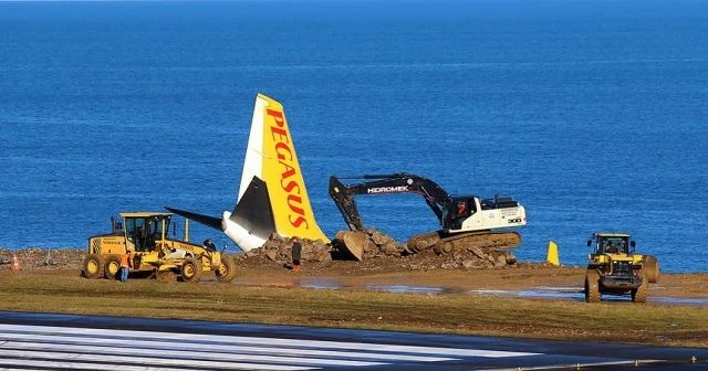 Trabzon&#039;da pistten çıkan uçağı bulunduğu alandan çıkaracak vinçler geldi