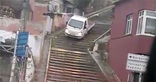 Trafiğe girmemek için aracını merdivenlere sürdü!