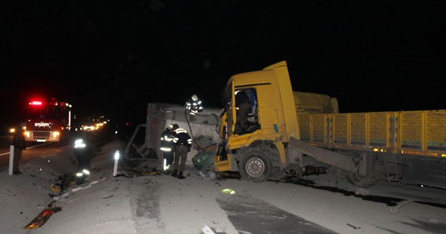 Traktörden kaçtı tırla çarpıştı: 3 yaralı