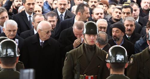 Türkiye&#039;nin yüreğini yakan cenazede Erdoğan ağladı