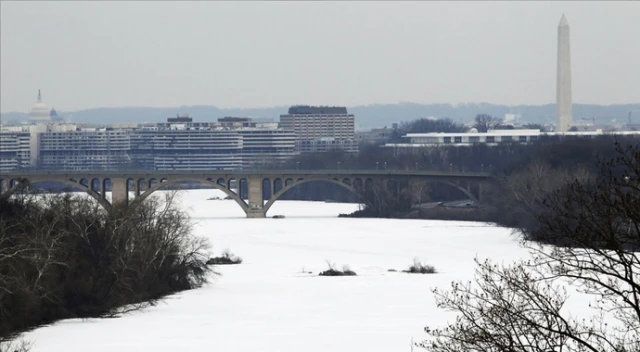 Washington'daki Potomac Nehri dondu