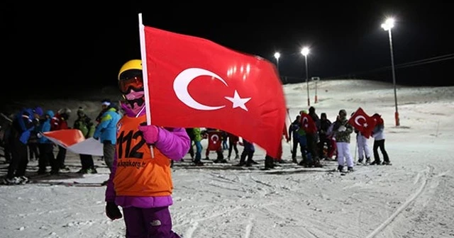 Yıldız Dağı’nda Tük bayrakları eşliğinde meşaleli kayak