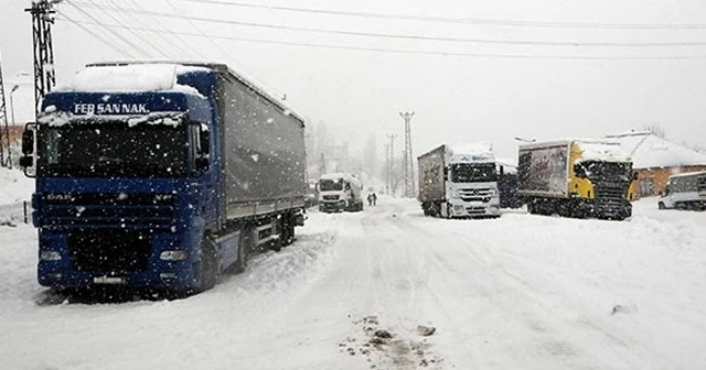 Yoğun kar karayolunu kapattı