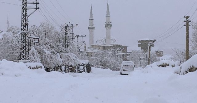 Yollar kapandı, elektrikler kesildi