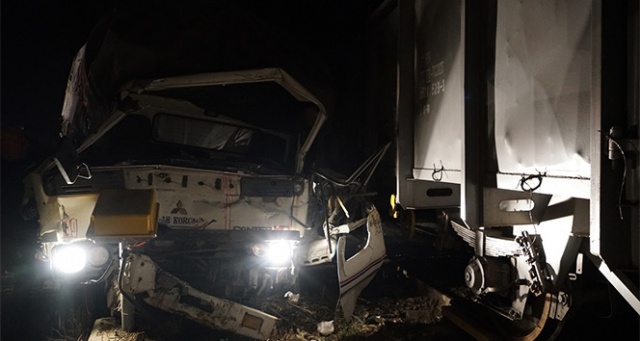 Yük treni kamyonete çarpıştı: 2 yaralı