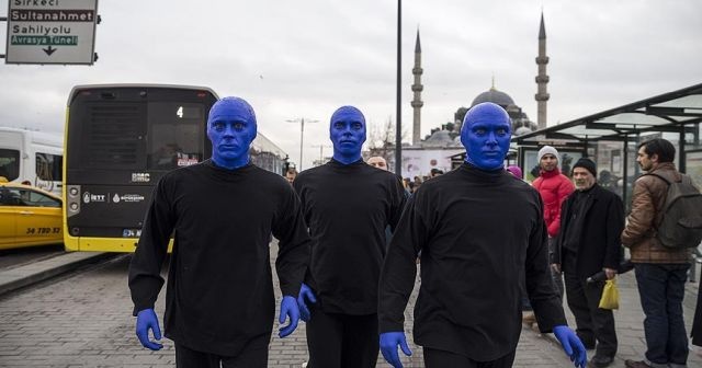 &#039;Blue Man Group&#039; İstanbul sokaklarında