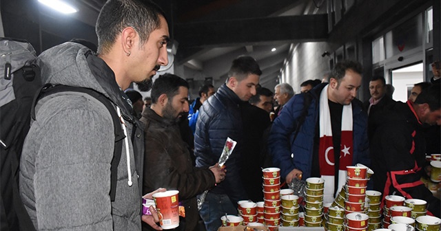 &#039;Doğu Ekspresi&#039; yolcularına sıcak çorba ve helva ikram edildi