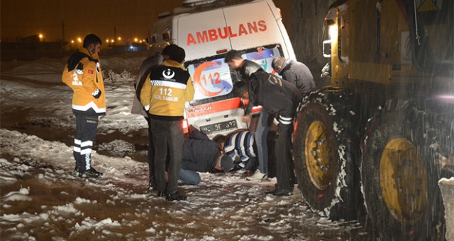 Ağrı&#039;da hasta almaya giden ambulans kara saplandı