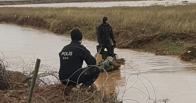 Akçakale&#039;de zırhlı araç sele kapıldı: 2 askerimiz kayıp