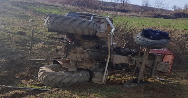 Amasya’da devrilen traktörde can verdi