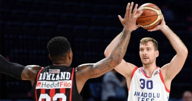 Anadolu Efes 12. galibiyetini aldı