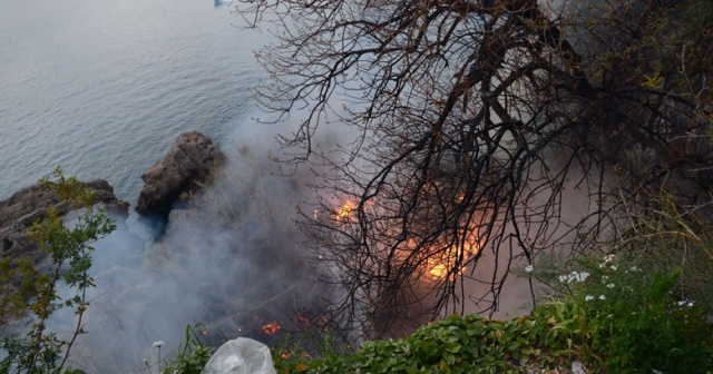 Antalya’da çalılık alanda yangın