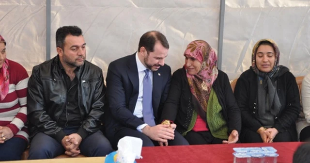 Bakan Albayrak, Reyhanlı'daki şehit ailelerini ziyaret etti