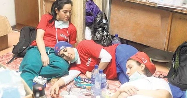 Bayıltan yorgunluk: 33 derece sıcakta 18 saat!